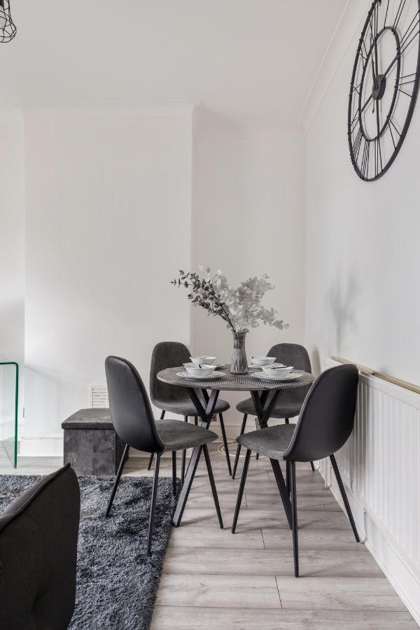 Beautifully Modern 2-Bed Apartment W/Garden ลอนดอน ภายนอก รูปภาพ