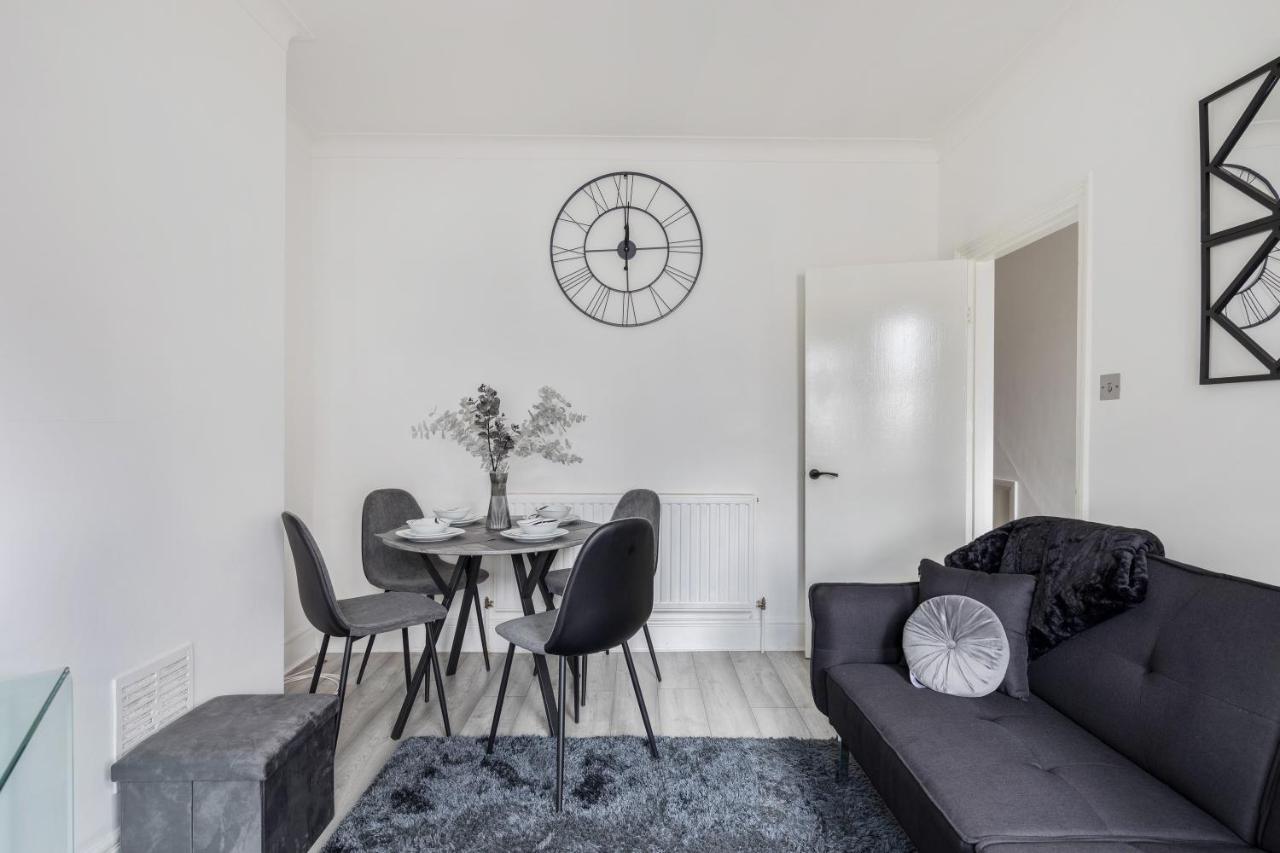 Beautifully Modern 2-Bed Apartment W/Garden ลอนดอน ภายนอก รูปภาพ